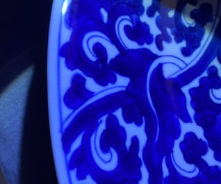 Een Chinese blauw-witte schotel met lotusslingers, Kangxi